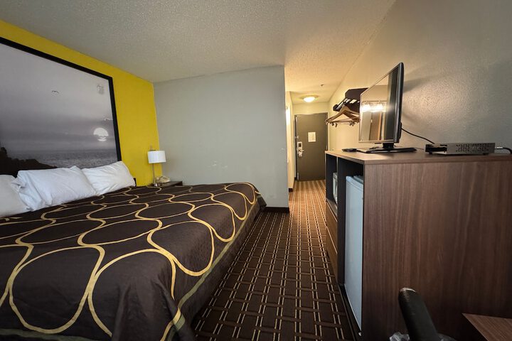 Super 8 by Wyndham Reedsburg
