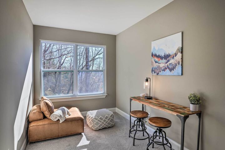 Charming Retreat w / Mtn Views: Walkable Location!
