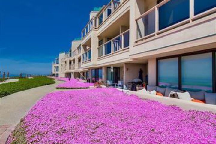 Newly remodeled Beach 2 Br condo by RedAwning