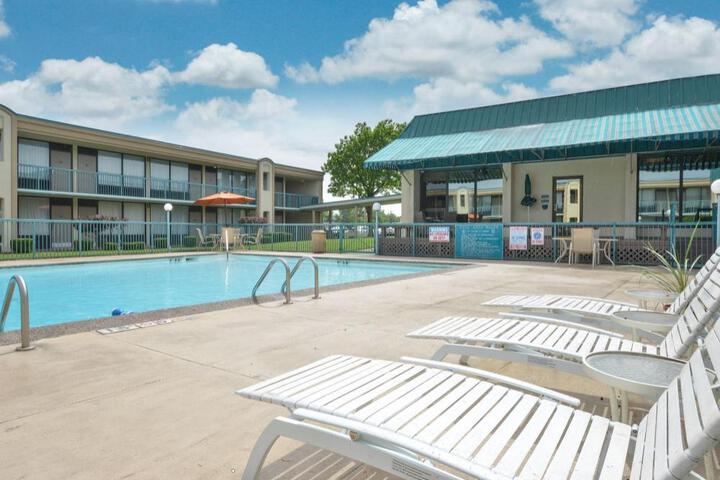 Lamplighter Inn and Suites