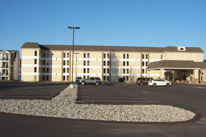 Mackinaw Beach & Bay Inn & Suites