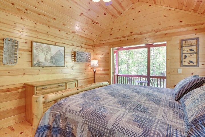 Private Ellijay Cabin w / Hot Tub & Amenities!