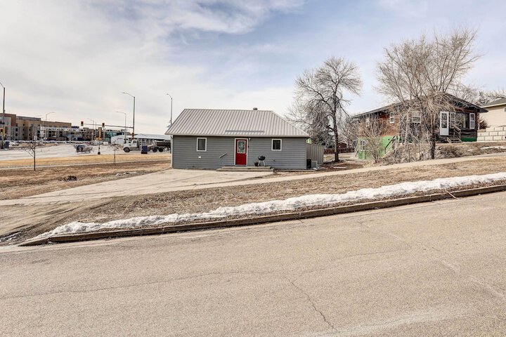 Pierre Vacation Rental w / Grill & Fenced Yard