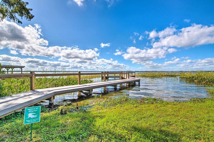 Waterfront Lake Dora Escape w / Private Dock & Slip