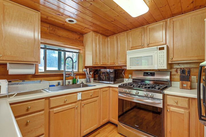 Roomy Log Cabin w / Hot Tub Walk to Kenai River!