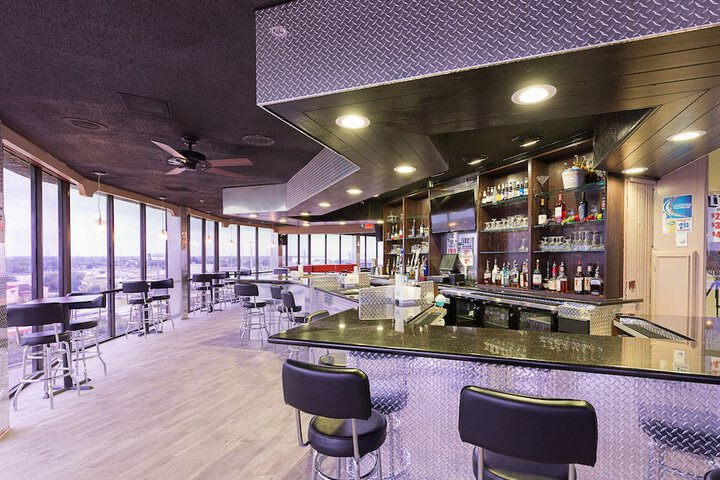 Lounge 95 of 105