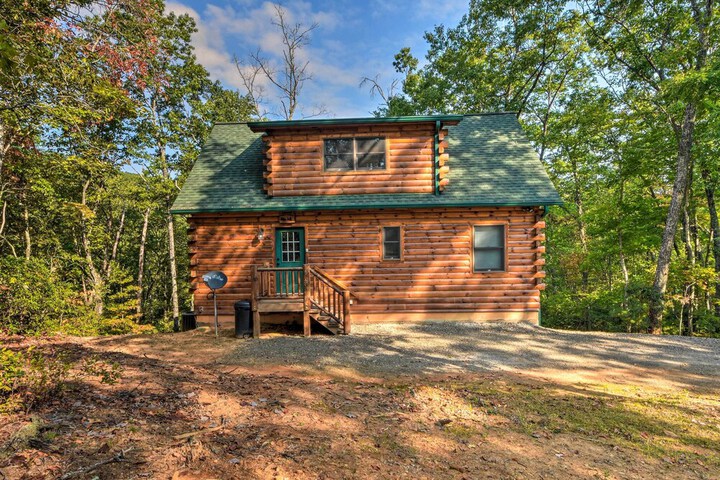 Secluded Cabin w / Deck 13 Miles to Downtown Murphy