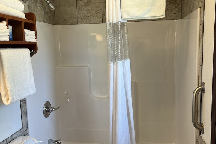 Room 180 of 443