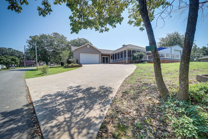 Eufaula Oasis w / Screened Porch: Unwind in Style!