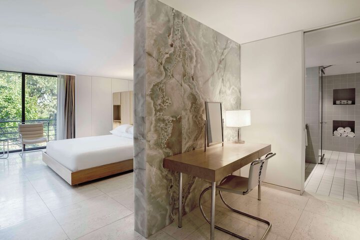 Room 42 of 80