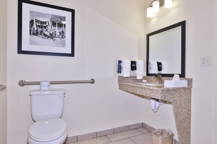 Cobblestone Hotel & Suites - Waukesha / West Milwaukee
