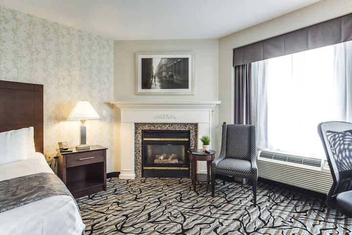 Monte Carlo Inn Oakville Suites