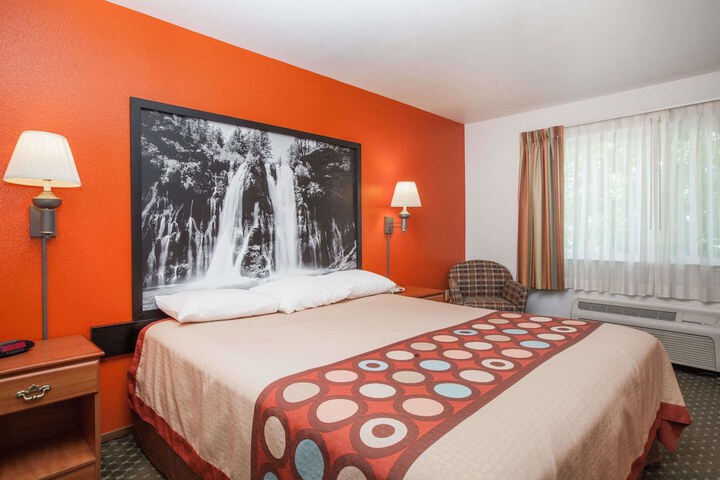 Room 8 of 12