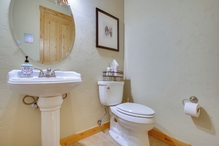 Quiet Waterfront Escape w / Hot Tub & Beach Access!