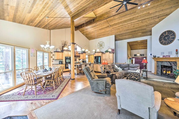 Serene Monument Sanctuary w / Patio & Fire Pit!