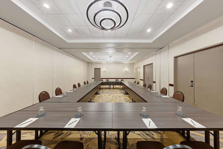 Embassy Suites by Hilton Milwaukee Brookfield