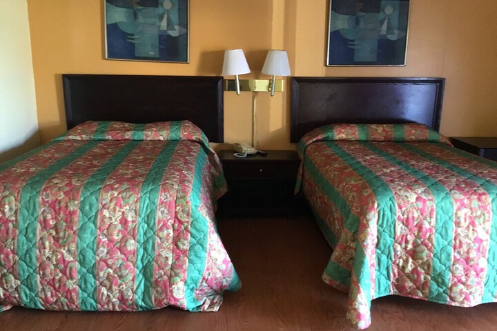 Room 7 of 12