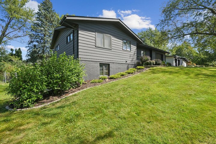 Iowa City 4br Backyard Walk To Stadium 4 Bedroom Home