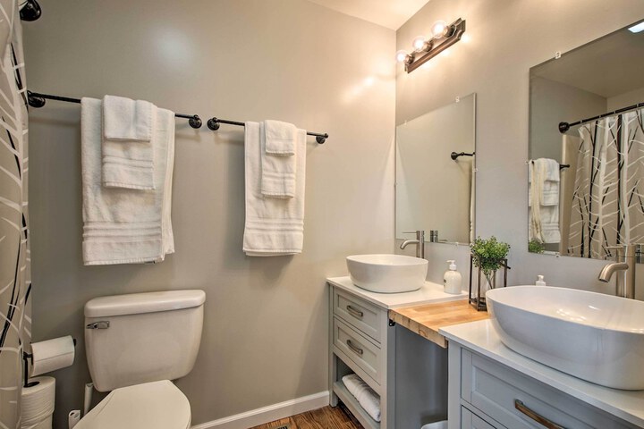Chic Ste Genevieve Home w / Nice Interior Amenities