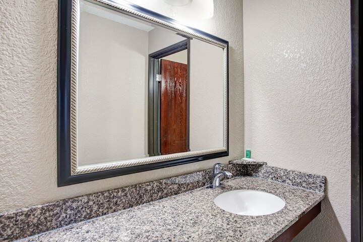 Super 8 by Wyndham Roseville / Detroit Area