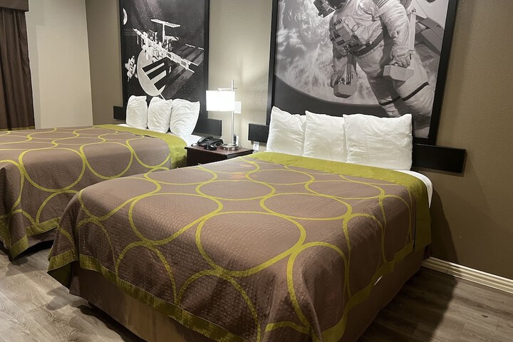 Room 19 of 38