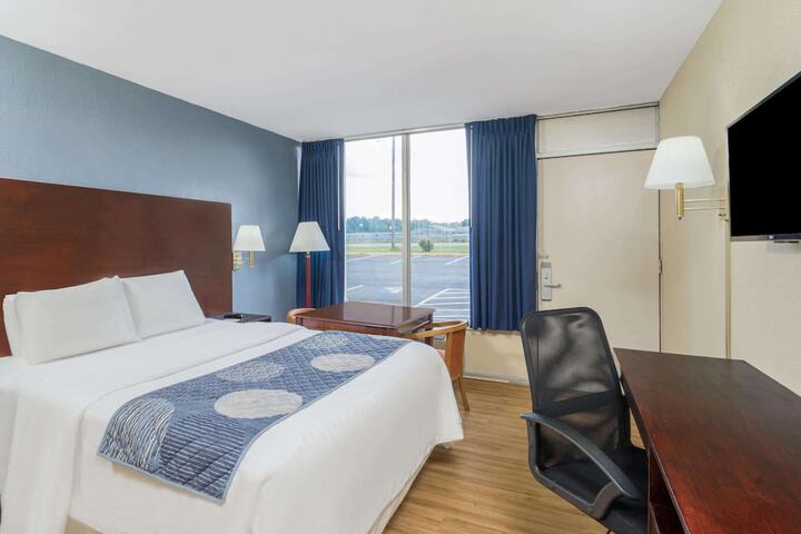 Room 6 of 14