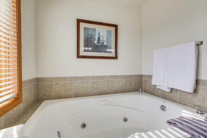 pattie's Other Place - Indoor Pool Access!