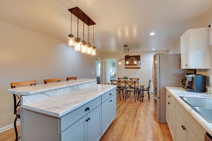 Chic Ste Genevieve Home w / Nice Interior Amenities