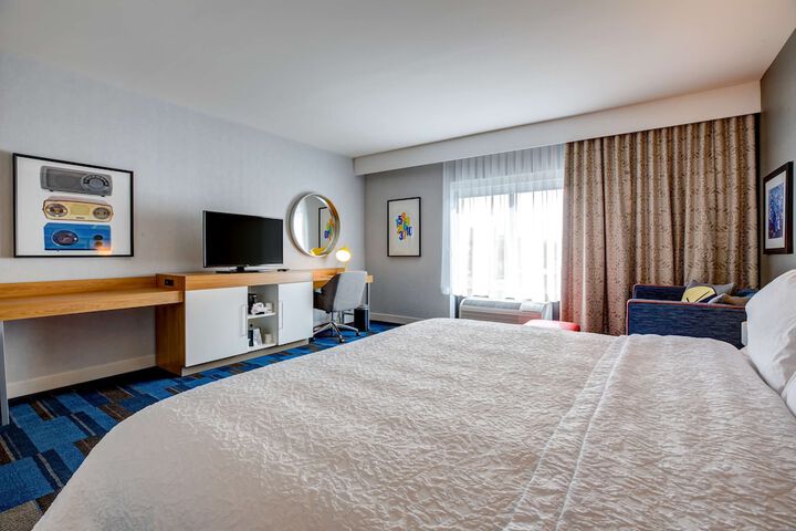 Hampton Inn & Suites Boston / Waltham