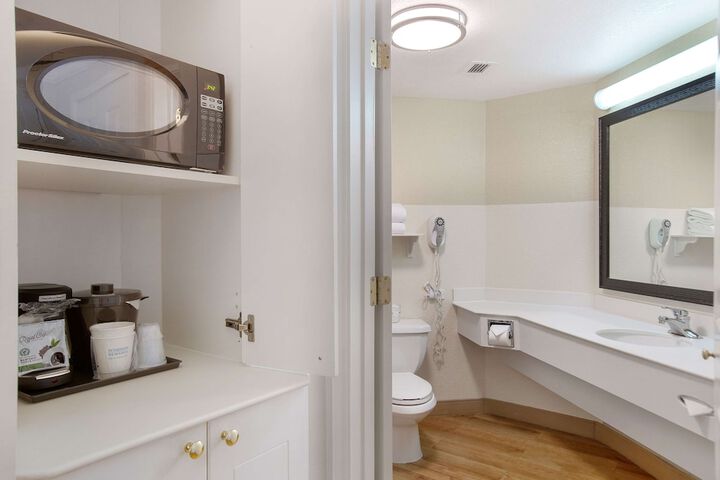 La Quinta Inn & Suites by Wyndham Ft. Lauderdale Airport