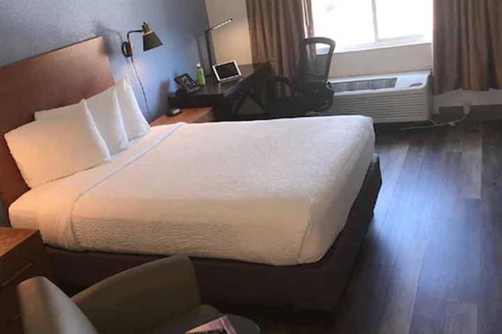 Room 17 of 33