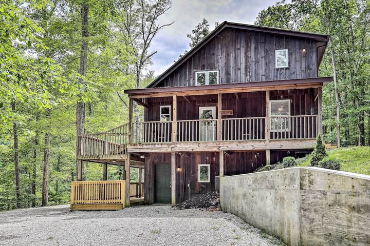 Hike & Zip-line: Red River Gorge Cabin w / Hot Tub!