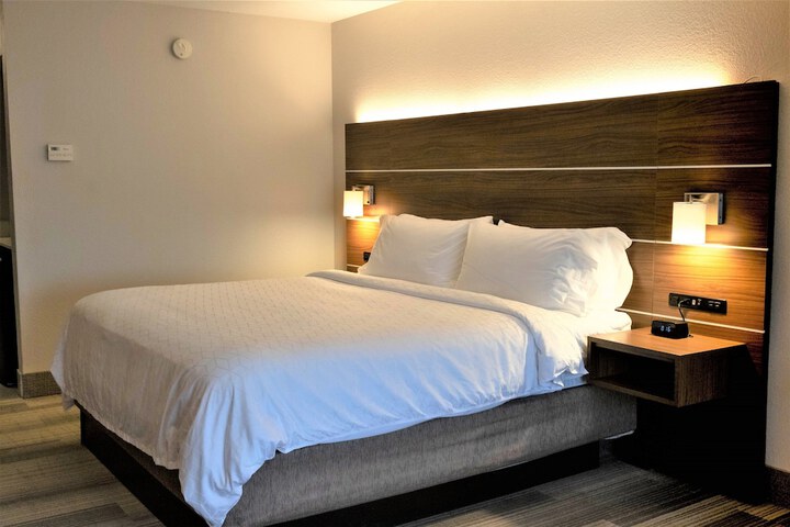 Holiday Inn Express & Suites Douglas by IHG