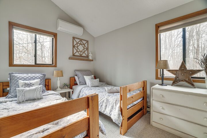 Pocono Pines Home w / Private Hot Tub!