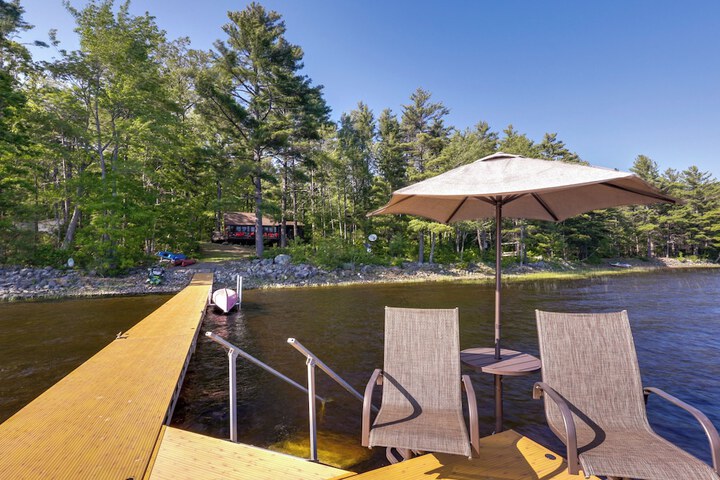 Waterfront Maine Vacation Rental w / Private Dock