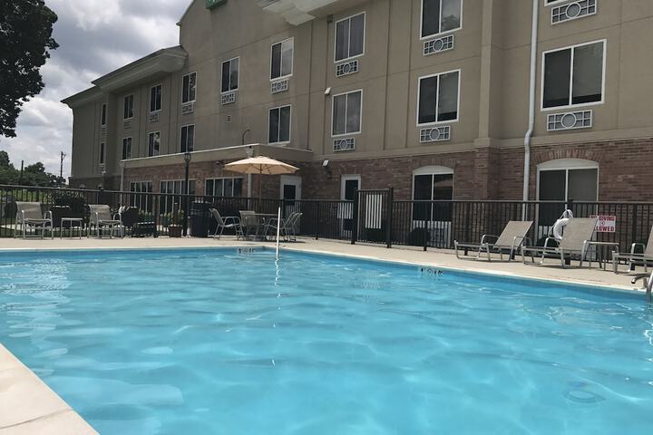 Pool 10 of 43