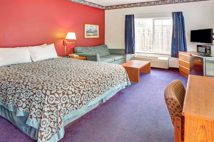 Days Inn & Suites by Wyndham Gresham
