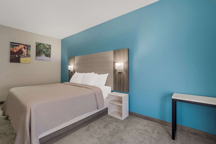 Room 32 of 38
