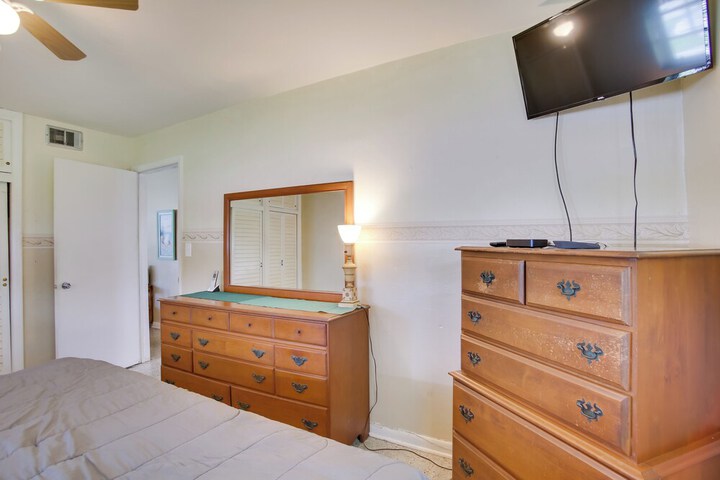 Pets Welcome: Cozy Home w / Pool in Margate!