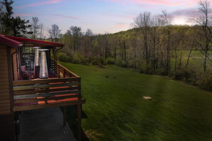 Spacious Cabin Near Hocking Hills and Caves with Hot Tub and Firepit