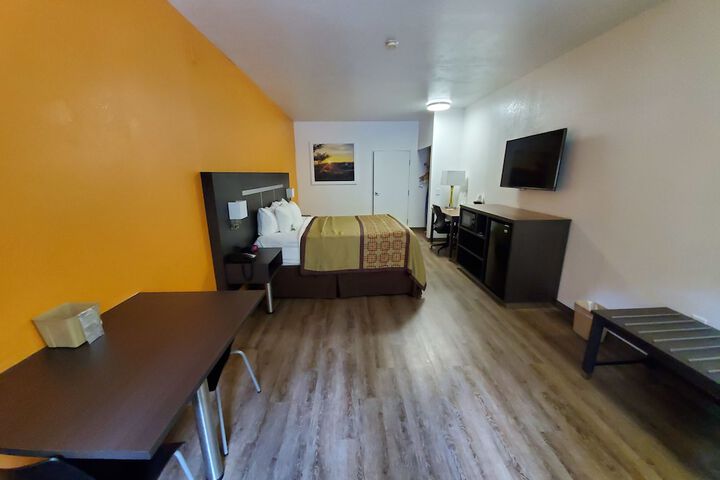 Room 12 of 18