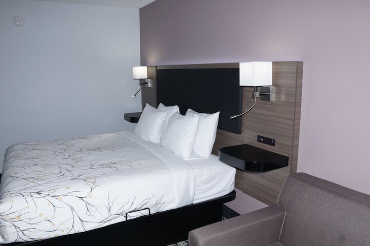 Room 4 of 9