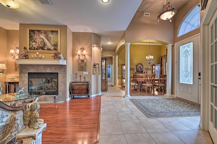 Elegant Valrico Home 15 Mi to Downtown Tampa!