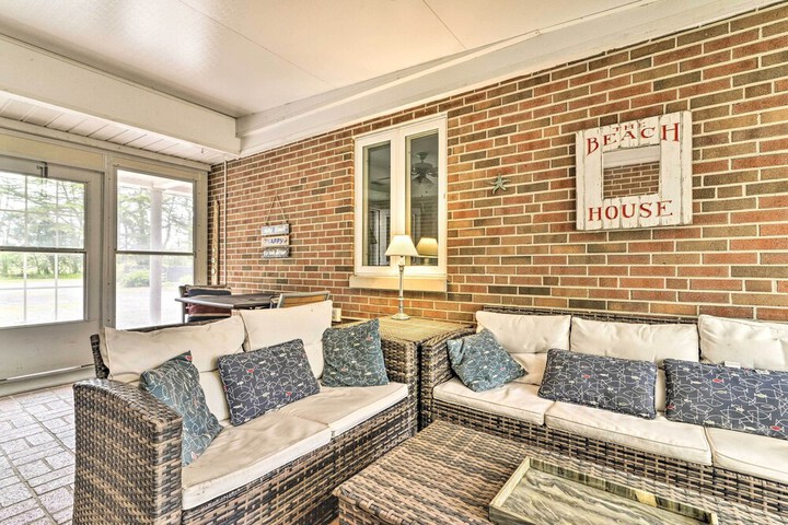 Bayfront Retreat w / Game Room + Outdoor Pool!