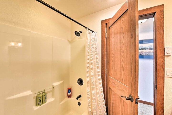 Gorgeous Twin Lakes Home w / Deck Overlooking Mtns!