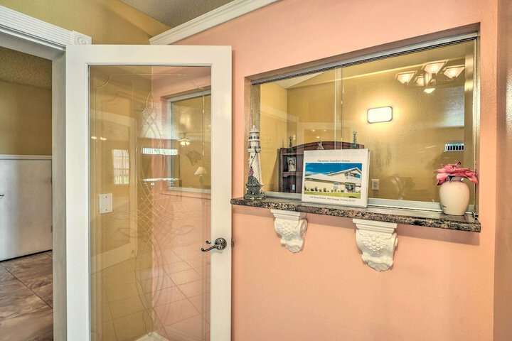 Cozy Coastal Retreat w / Grill 5 Mi to Beach