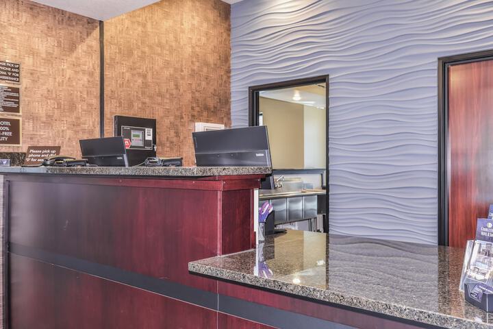 Cobblestone Hotel & Suites - Waukesha / West Milwaukee