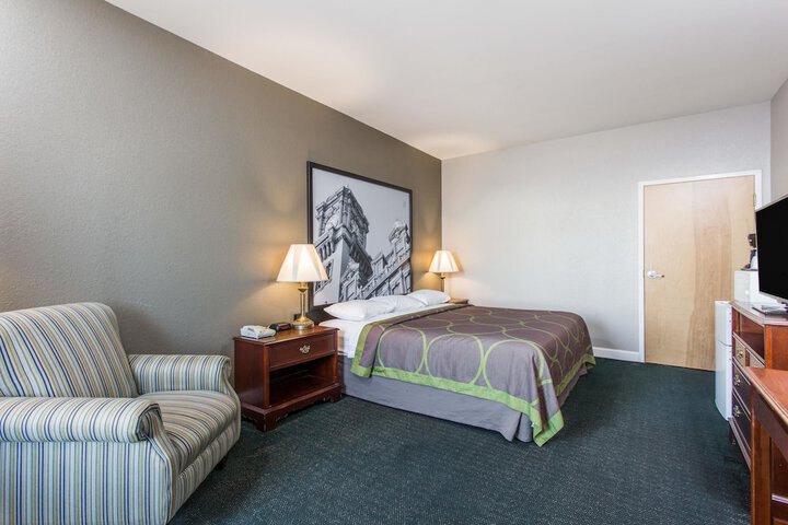 Room 8 of 19