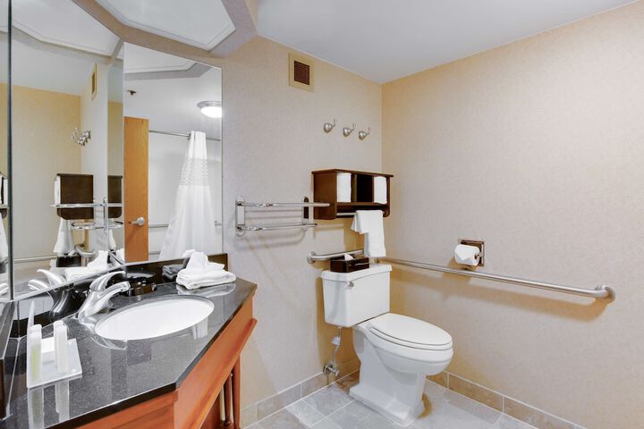 Room 32 of 46
