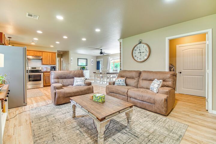 On-site Lake Access: Pet-friendly Vinita Home